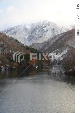 雪と紅葉の徳山ダム湖 120998140
