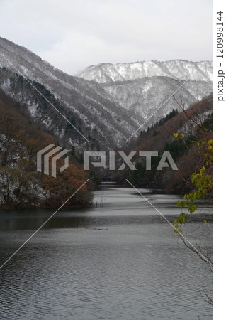 雪と紅葉の徳山ダム湖 120998144