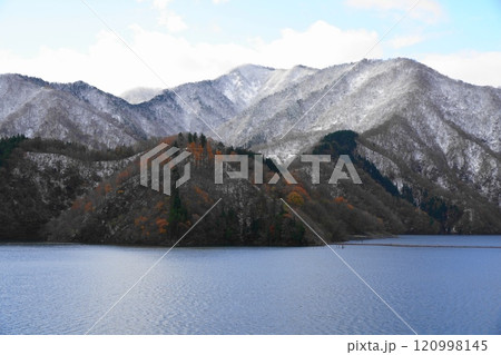 雪と紅葉の徳山ダム湖 120998145