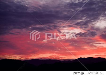 背景素材 不気味な夕焼け雲 背景素材 不気味な夕焼け雲 120998185