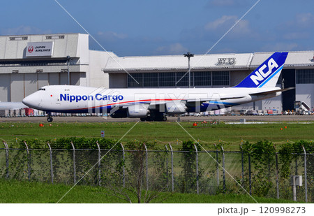 NCAcargo747飛行機の丘タキシング 120998273