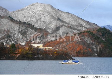 雪と紅葉ととくまる号の浮かぶ徳山ダム湖 雪と紅葉ととくまる号の浮かぶ徳山ダム湖 120998275