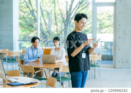 オフィスで働くビジネスパーソン 120998282