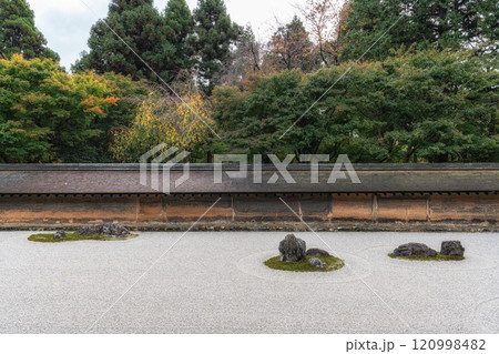 Zen rock garden in Ryoanji Zen rock garden in Ryoanji 120998482