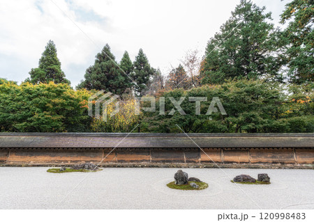 Zen rock garden in Ryoanji Zen rock garden in Ryoanji 120998483