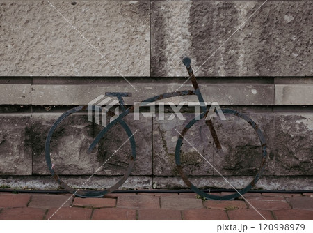 建物前にアンティークな自転車の形をした飾り物が設置されている風景 建物前にアンティークな自転車の形をした飾り物が設置されている風景 120998979