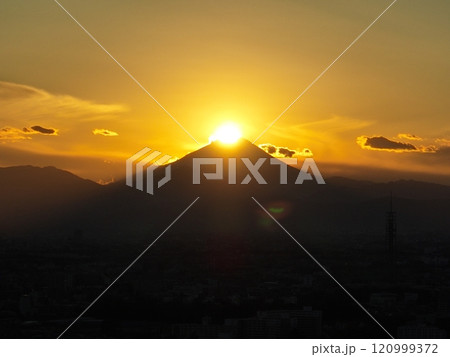 【都内上空から空撮】　ダイヤモンド富士山の夕景 120999372