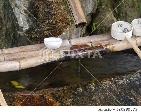 水が流れる神社の手水舎 水が流れる神社の手水舎 120999579