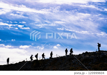 稜線を行く登山者 120999604