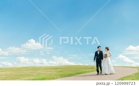 空バックの新郎新婦(ウェディング・結婚式・ブライダル・ロケーションフォト・フォトウェディング) 空バックの新郎新婦(ウェディング・結婚式・ブライダル・ロケーションフォト・フォトウェディング) 120999723