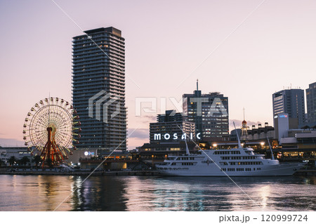 [神戸メリケンパーク]夕日がだんだんと沈む美しい景観 120999724