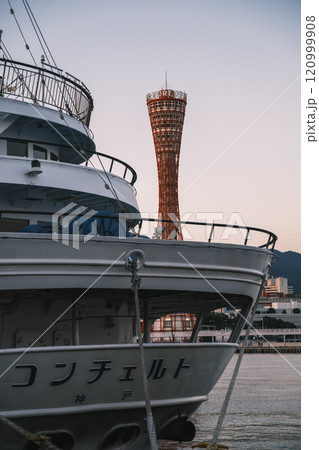 [神戸メリケンパーク]神戸ポートタワーと観光船 120999908