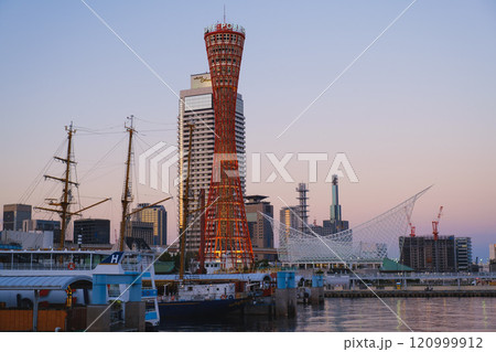 [神戸メリケンパーク]夕日が沈む神戸港 120999912
