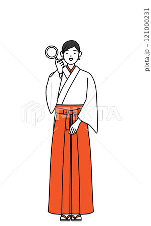 虫メガネを持って腰に手を当てる神社の巫女、白衣と緋袴 虫メガネを持って腰に手を当てる神社の巫女、白衣と緋袴 121000231