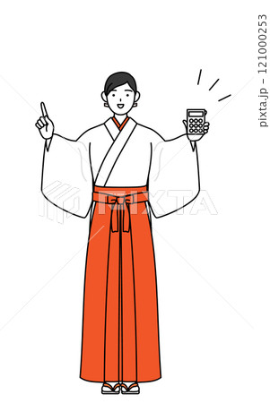 電卓を持って指さす神社の巫女、白衣と緋袴 電卓を持って指さす神社の巫女、白衣と緋袴 121000253