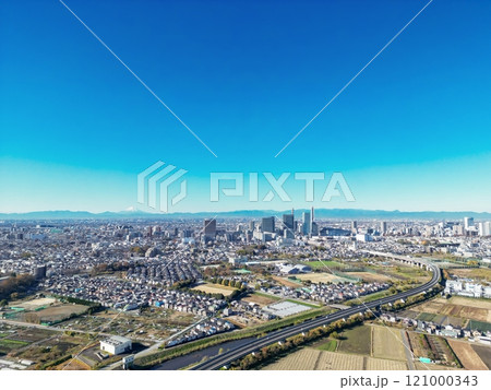 「埼玉県」ドローンで上空から快晴の空と見沼田んぼを撮影　さいたま新都心　富士山 121000343