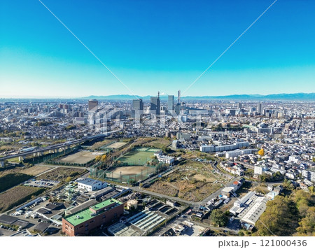 「埼玉県」ドローンで上空から快晴の空と見沼田んぼを撮影　さいたま新都心　富士山 121000436