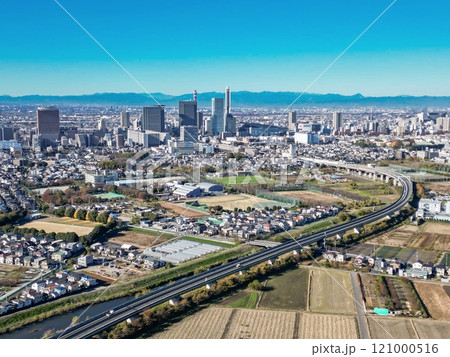 「埼玉県」ドローンで上空から快晴の空と見沼田んぼを撮影 さいたま新都心 「埼玉県」ドローンで上空から快晴の空と見沼田んぼを撮影 さいたま新都心 121000516