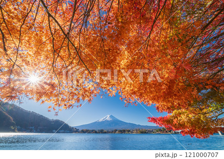 「山梨県」紅葉の河口湖と富士山・秋 「山梨県」紅葉の河口湖と富士山・秋 121000707