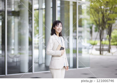 笑顔の日本人ビジネスウーマンのポートレート 笑顔の日本人ビジネスウーマンのポートレート 121000746