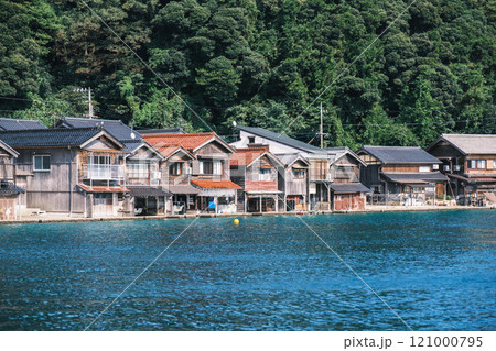[伊根の舟屋]伊根湾に佇む海と共存した家屋群 121000795