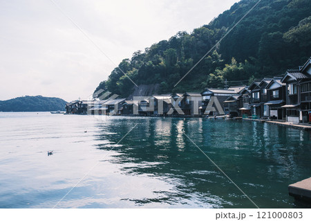 [伊根の舟屋]伊根湾に佇む海と共存した家屋群 121000803