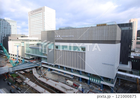 【広島電鉄・JR西日本】広島駅電停と広島駅（2024年12月） 121000875