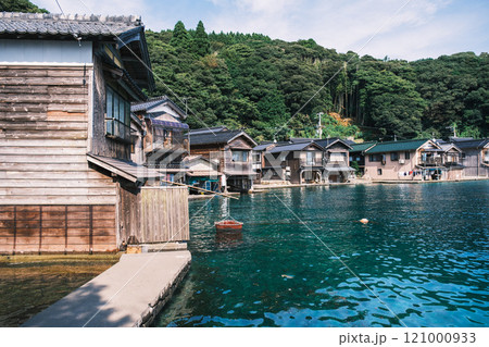 [伊根の舟屋]伊根湾に佇む海と共存した家屋群 121000933