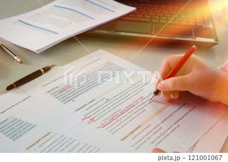 English proofreading paper in office 121001067
