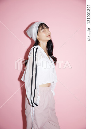 ピンク背景で撮影をしたスポーティな服装をした若い女性のキュートなポートレート ピンク背景で撮影をしたスポーティな服装をした若い女性のキュートなポートレート 121001292