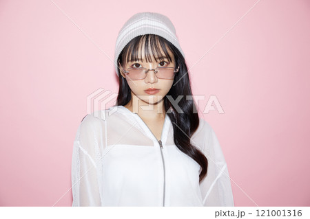 ピンク背景で撮影をしたスポーティな服装をした若い女性のキュートなポートレート ピンク背景で撮影をしたスポーティな服装をした若い女性のキュートなポートレート 121001316