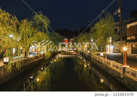 [城崎温泉]温泉街のレトロな町並みの夜景 121001470