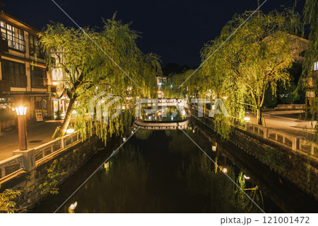 [城崎温泉]温泉街のレトロな町並みの夜景 121001472