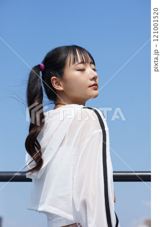 屋外で撮影をした若い女性のカジュアルでファッショナブルなポートレート 屋外で撮影をした若い女性のカジュアルでファッショナブルなポートレート 121001520