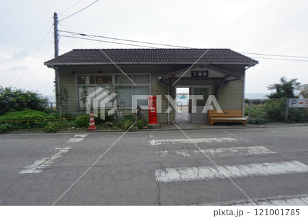 予讃線(愛ある伊予灘線) 下灘駅の正面出入口と奥に映る駅名標 予讃線(愛ある伊予灘線) 下灘駅の正面出入口と奥に映る駅名標 121001785