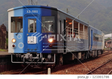 貞光駅に停車中の藍よしのがわトロッコ列車 貞光駅に停車中の藍よしのがわトロッコ列車 121001786
