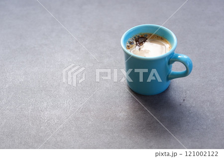 エスプレッソと牛乳を混ぜたカフェ・ラッテを飲みながらリラックスしているイメージ 121002122