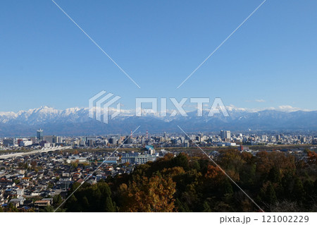 2024.12北陸新幹線走る富山市市街地と冠雪の北アルプス剱岳立山連峰薬師岳パノラマ 121002229
