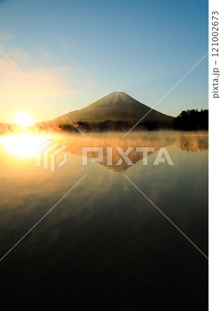 黄金色に輝く精進湖の気嵐の日の出と逆さ富士 黄金色に輝く精進湖の気嵐の日の出と逆さ富士 121002673