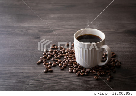 テーブルの上のホットコーヒーとコーヒー豆 テーブルの上のホットコーヒーとコーヒー豆 121002956