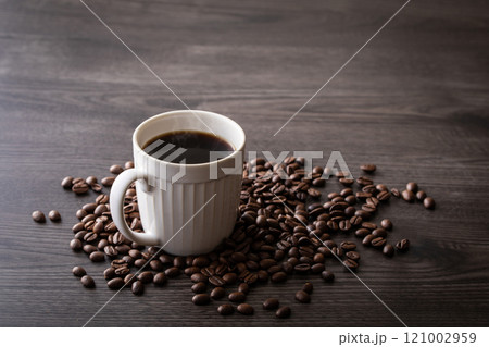 テーブルの上のホットコーヒーとコーヒー豆 121002959