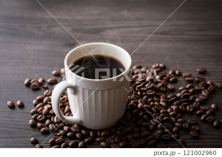 テーブルの上のホットコーヒーとコーヒー豆 テーブルの上のホットコーヒーとコーヒー豆 121002960