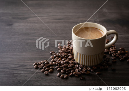 テーブルの上のカフェラテとコーヒー豆 テーブルの上のカフェラテとコーヒー豆 121002998