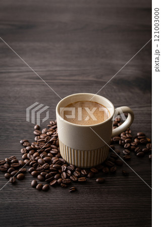 テーブルの上のカフェラテとコーヒー豆 テーブルの上のカフェラテとコーヒー豆 121003000