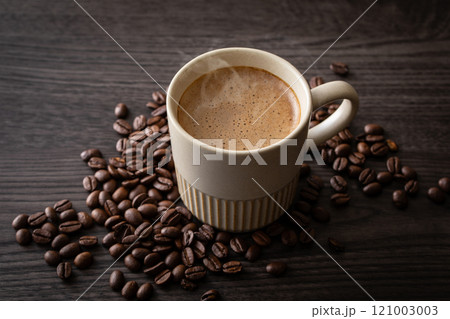 テーブルの上のカフェラテとコーヒー豆 テーブルの上のカフェラテとコーヒー豆 121003003