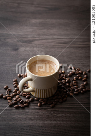 テーブルの上のカフェラテとコーヒー豆 テーブルの上のカフェラテとコーヒー豆 121003005