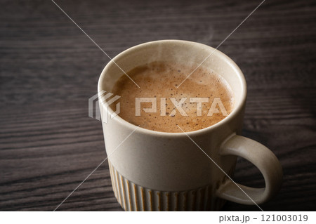 カフェラテを飲む 121003019