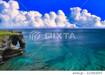 万座毛の美しい海と入道雲 121003047