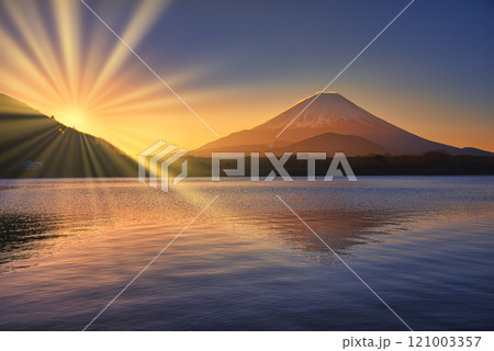 未明の富士山と太陽光線合成 121003357