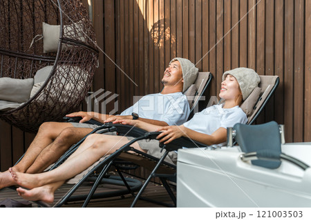 サウナハットを被って外気浴するサウナーの夫婦・カップル 121003503